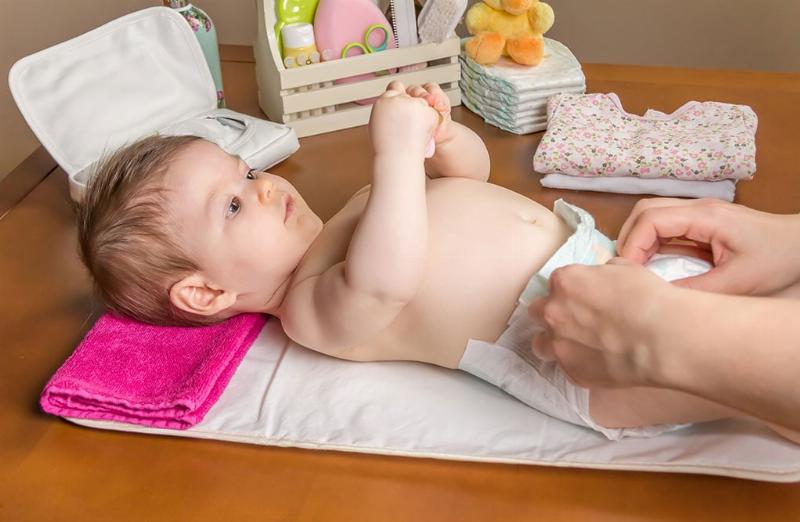 Hình ảnh các gói bỉm Huggies được sắp xếp gọn gàng trong tủ hoặc kệ, minh họa cách bảo quản đúng cách để giữ chất lượng sản phẩm.